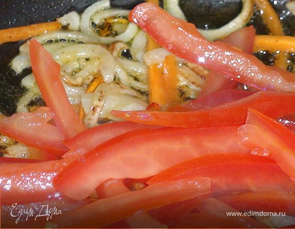 Добавить помидор и перец, обжарить 1 минуту.