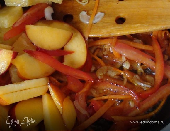 К овощам положить ананас и нектарин. Перемешать...