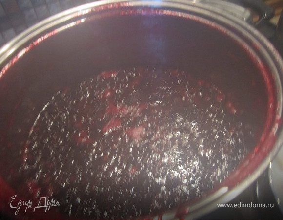 Смородину, сахар, воду высыпать с кастрюлю.
Вскипятить. Снять пенку.
Повторно вскипятить и держать на огне 10 минут.