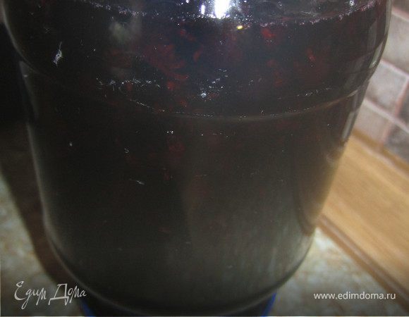 Разлить в стерилизованные банки.
Закатать.
Перевернуть банку, вниз дном. Оставить до полного охлаждения.