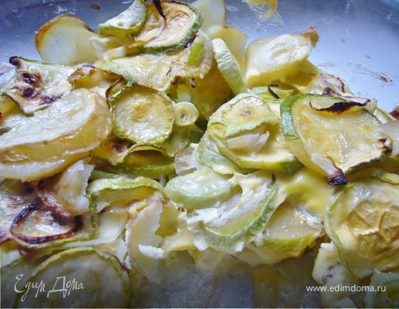 Овощи нарезать кружочками,и выложить слоями в стеклянную форму смазанную маслом.Залить овощи взбитыми яйцами со сливками+соль+перец.Запекать около 20 мин./180 г.