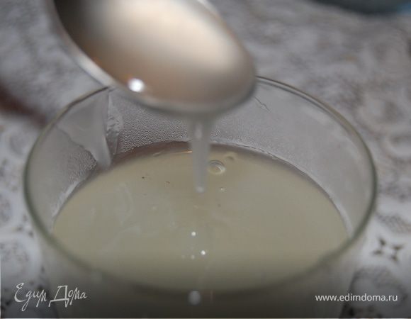 Вскипятила воду, всыпала сахар. В холодной воде размешала крахмал и вливаем в кипяток. Я постаралась сделать кисель по гуще. Охлаждаем.