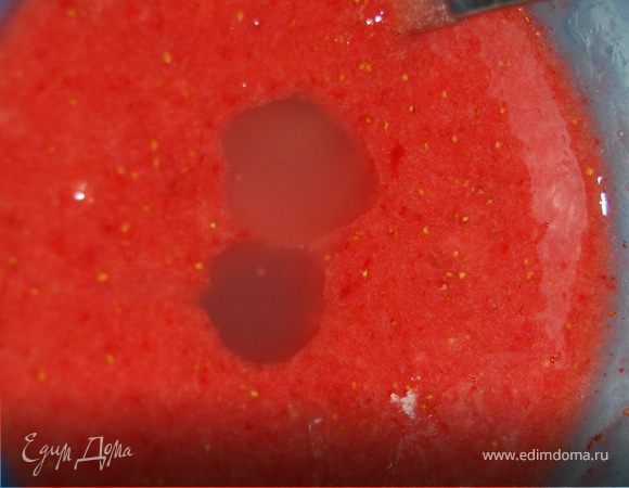 Добавляем кисель в клубнику и в дыню и убираем в морозилку часа на 3. Пару раз перемешивала. 