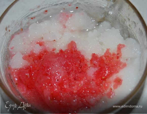 Если ваше мороженое сильно смерзнется, перед подачей достать из морозилки и дать постоять пару минут. Затем укладываем в креманку и не смешиваем, чтоб было видно, что это из двух разных продуктов, и даже чувствовалось при поедании!Получилось ОЧЕНЬ-ОЧЕНЬ! Приятного аппетита!