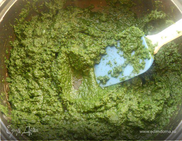 Шпинат, не размораживая, переложить в глубокую сковороду и тушить на медленном огне, пока лишняя жидкость не выпарится, минут 10-15+-. Остудить.  