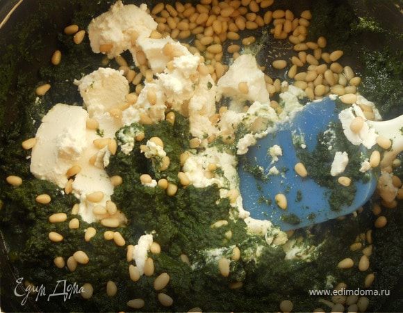 Вмешать в шпинат рикотту и кедровые орехи, приправить лимонным соком и солью (также можно добавить немного тертой лимонной цедры), хорошо размешать. 