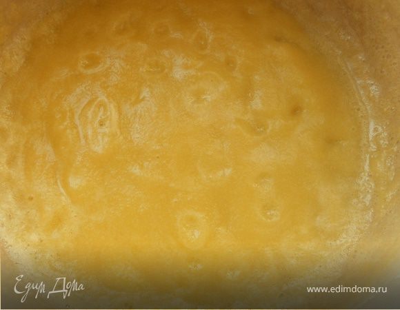 Для соуса в небольшой кастрюле растопить сливочное масло, добавить муку и интенсивно размешивать около минуты. Постепенно влить сливки, не переставая помешивать. ***конечно, можно использовать и молоко, просто мне нужно было избавиться от сливок:)*** Готовить на среднем огне несколько минут, до загустения, хотя количество ингредиентов изначально даст достаточно густой продукт. ***Если сохранились небольшие комочки - это не смертельно, просто нужно протереть соус через мелкое сито!***