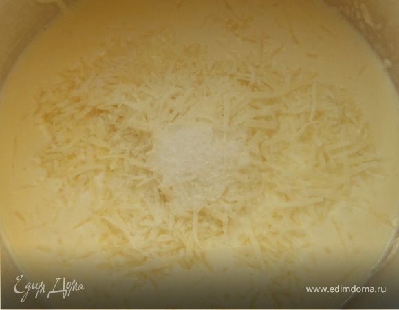 Добавить в соус тертый пармезан и приправить по вкусу (перец и мускатный орех - классика, а вот соль здесь уже лишняя), размешать. 