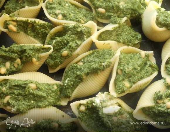 Пасту отварить в подсоленной воде до состояния al-dente, или даже еще меньше. Воду слить, пасту промыть холодной водой и обсушить. Духовку предварительно разогреть до 180-200 С. Начинить ракушки шпинатом и уложить в жаропрочную форму ***желательно, конечно, стройными рядами, а не так как у меня:)))***