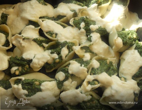 Сверху покрыть сливочным соусом. Запекать в духовке минут 15+-. Не дурственно будет минут за 7 до готовности сверху присыпать пармезаном или положить несколько кусочков сливочного масла и снова отправить в духовку. 