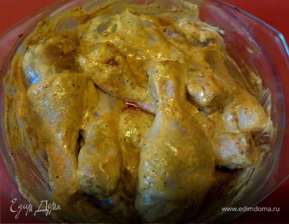 Куриную голень замариновать в специях и майонезе на час в холодильнике.