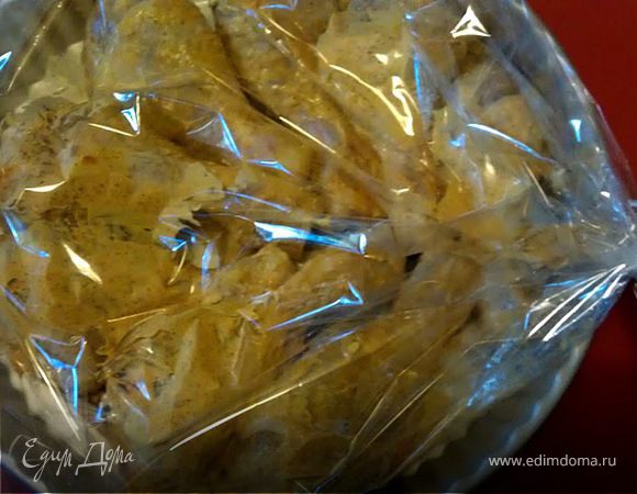 Выложить в пакет для запекания. Готовить при 180С около 30 мин.  На гарнир подойдет отварной рис с шафраном.