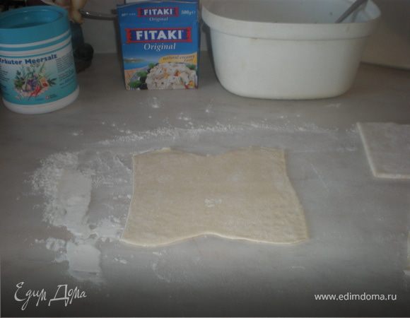 Разрезать тесто на небольшие кусочки и раскатать.