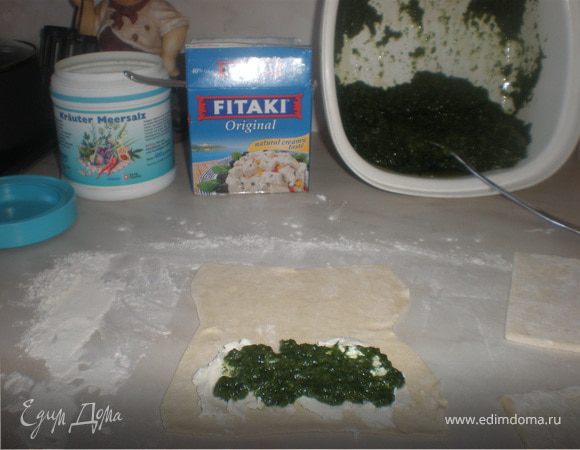 Затем положить фета и сверху шпинат.