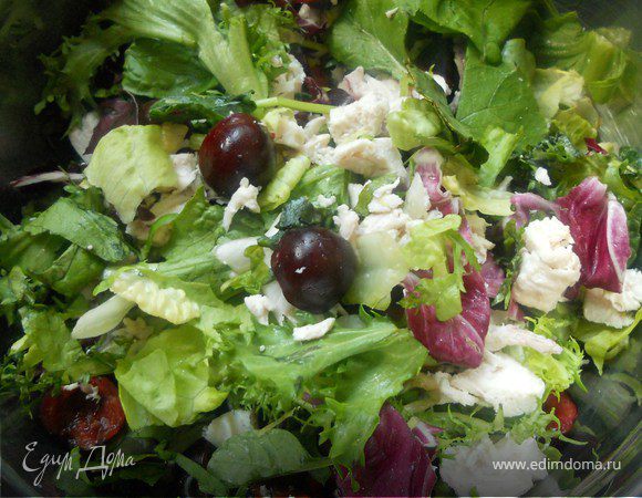Куриное филе отварить и охладить, черешню нарезать пополам, удалить косточки. Соединить салатные листья, измельченное куриное филе, черешню, перемешать и разложить по тарелкам.