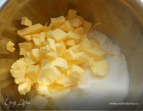 Для теста в миске соединить муку, сахар и измельченное сливочное масло. 