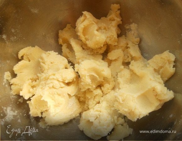 Руками вымесить рассыпчатое тесто ***у меня получилось чуть более эластичным, чем нужно, видимо, чуть-чуть муки не доложил:)*** Убрать в холодильник минут на 30.