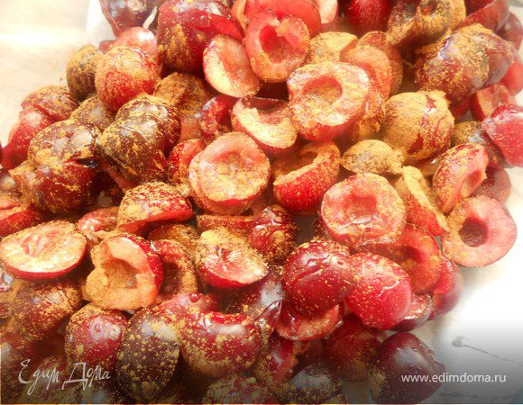 Черешню разрезать пополам, удалить косточки. Выложить в жаропрочную форму, полить медом и присыпать корицей. 