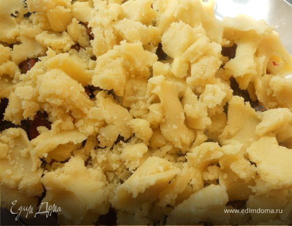 Поверх черешни распределить тесто ***на фото теста опять же много, но т.к. слой черешни достаточно уверенный, в итоге все было гармонично***. Запекать крамбл минут 20-25. Рекомендую немного остудить и подавать с мороженым!