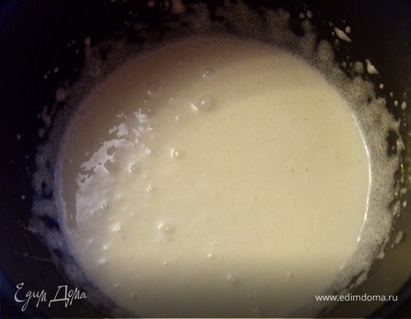 Здесь нам потребуются только желтки, а белки можно пустить на что-нибудь другое))). Так вот желтки растереть с сахаром. Добавить ванилин, влить сливки и поставить на плиту, варить до тех пор пока не загустеет, но не кипятить. У меня на это ушло минут 20.Варила почти на среднем огне. После процедить и вылить в форму.