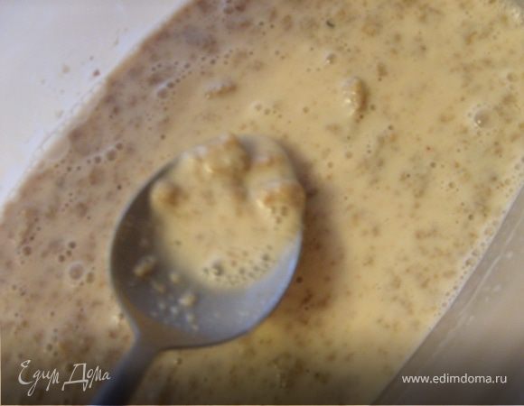 истолочь орехов и смешать со сливочно-яичной массой .Хорошенько перемешать и отправить в морозильник. Как отправила его туда, так и забыла о нем благополучно. 