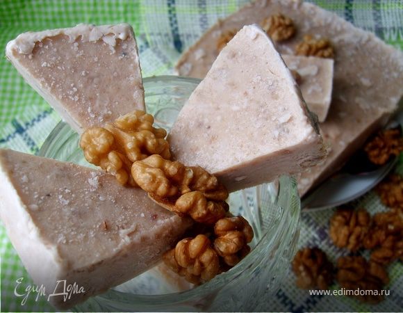 Вспомнила только за обедом, что у меня есть там мороженное! Получилось очень и очень вкусно! Все поели по чуть-чуть, а мне досталось больше всего мороженого))) ну ничего страшного Я угощу мороженым луну,
Присевшую на край соседней крыши.
Пускай она замрет на пять минут
И воздухом земным чуть-чуть подышит... Приятного аппетита и здоровья Вам и вашим близким)))