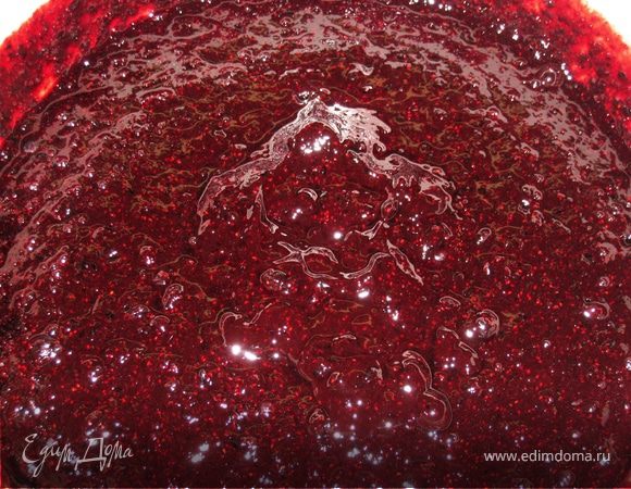 Ягоды промыть, дать стечь воде. Размять приспособлением для пюре, затем блендером. Если сразу делать блендером, запаритесь кухню отмывать.