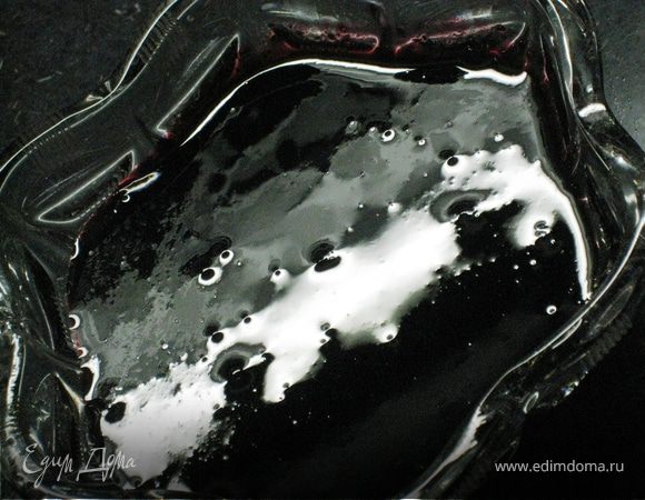 Джем получается жиденькой консистенции - мы такой любим. Если у вас в семье любят густой, то сварить сироп с одним стаканом воды и уваривать джем мин. 45, постоянно помешивая, чтоб не пригорело. Витаминов останется меньше, но тоже будет вкусно. Приятного аппетита! P.S.: выход - 4 650мл. баночки + приятная сдача на фото.