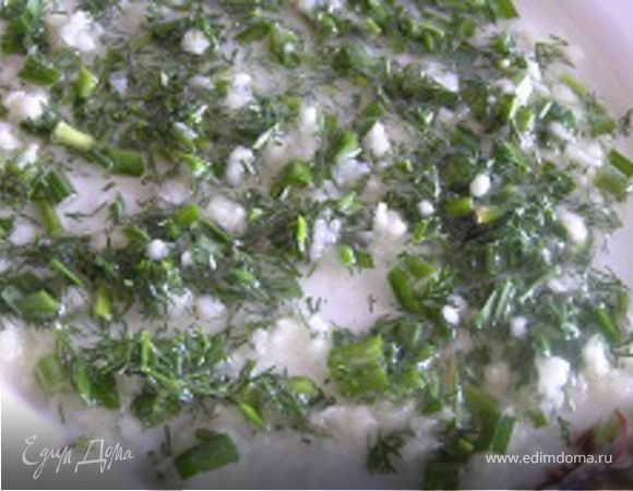 Приготовить заправку. Смешать растительное масло, сок лимона, измельченный чеснок и зелень.