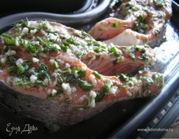 Форель посолить, поперчить, обмакнуть в заправку и выложить на поднос пароварки. Сверху выложить остатки заправки. Готовить в пароварке 10-15 минут. На гарнир можно подать рис.