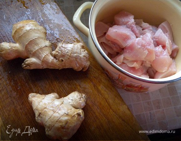 Режим мяско на кусочки вашего любимого размера. Имбирь почистить и потереть на "картофельной" терке. По вкусу количество, у меня один кусочек как на фото. 