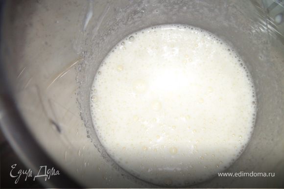 Масло растереть с сахаром и желтками до образования пышной пены. Добавляя в масло по 1-2 стол. ложки творога продолжать взбивать. Желатин растворить в стакане горячего молока. Когда остынет, хорошо перемешать с творожной массой.