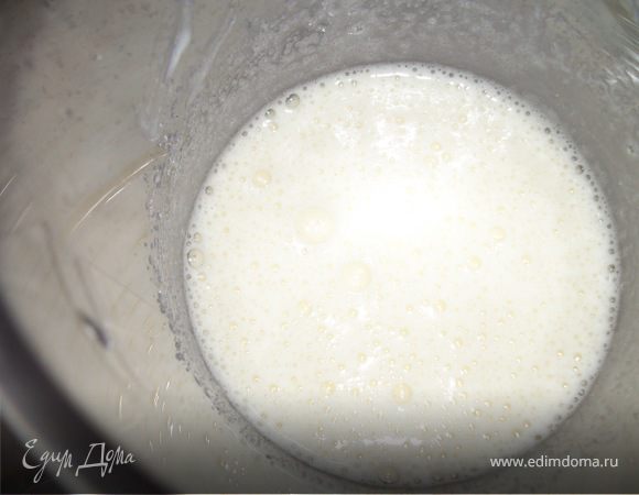 Масло растереть с сахаром и  желтками до образования пышной пены. Добавляя в масло по  1-2 стол. ложки творога  продолжать  взбивать. Желатин  растворить  в стакане  горячего молока. Когда остынет, хорошо перемешать с творожной  массой. 