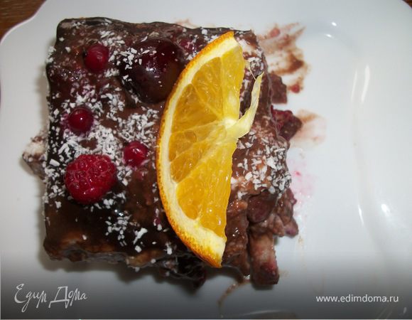 Застывшее молочное желе залить  сверху шоколадной  глазурью, но  только не  горячей, надо подождать, чтобы остыла, но  не загустела. Сверху украсить.Приятного аппетита. 