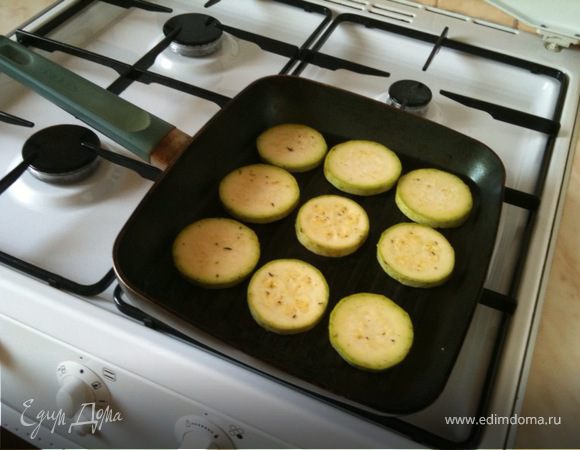 Сковородку гриль слегка смазать оливковым маслом и разогреть на большом огне.
Кабачки выкладывать на раскаленную сковородку и обжаривать с каждой стороны не более 2-3 минут.