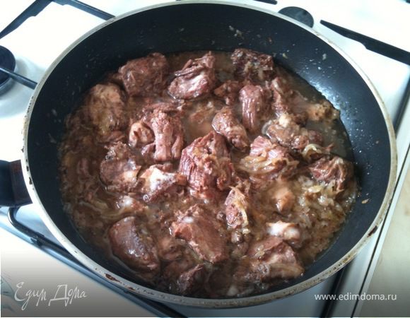 В обжаренный лук добавить тушенку, размять ее вилкой и протушить всемте с луком 5 минут.