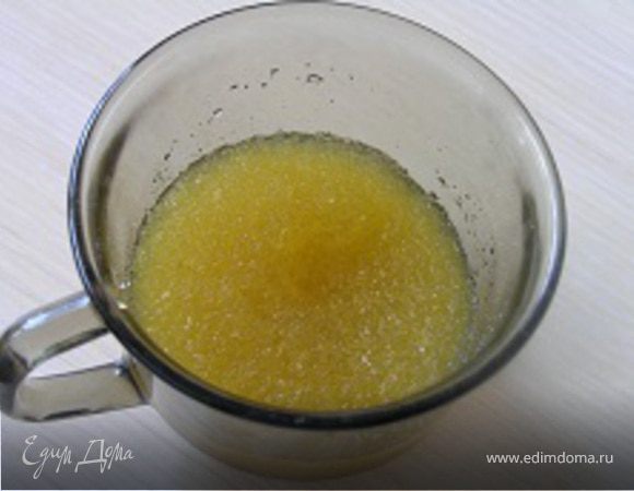 Желатин замочить в апельсиновом соке до набухания.