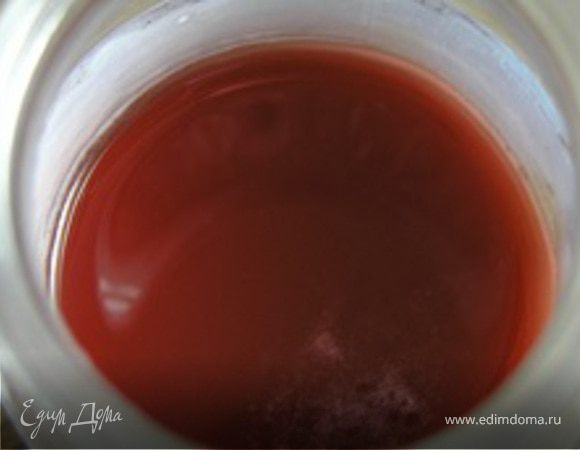 Приготовить сироп. К вишневому соку добавить сахар, кипятить 5-8 минут, остудить, добавить ликер, перемешать.