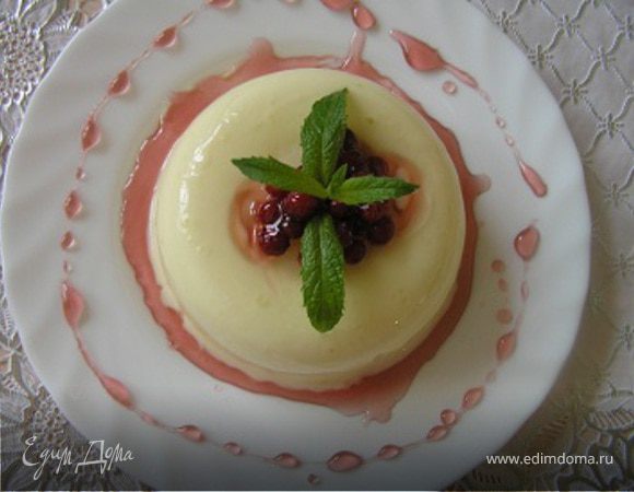 Готовый десерт вынуть из формочек. Для этого опустить формочки на 20-30 секунд в горячую воду и перевернуть на подготовленное блюдо. Украсить брусникой, веточкой мяты и полить вишневым сиропом.