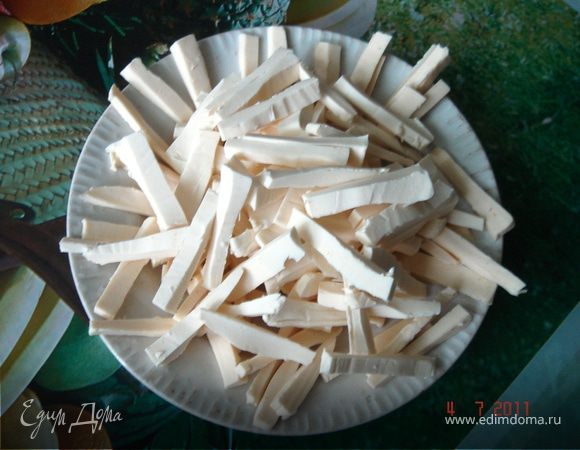 Нарезать соломкой сыр.