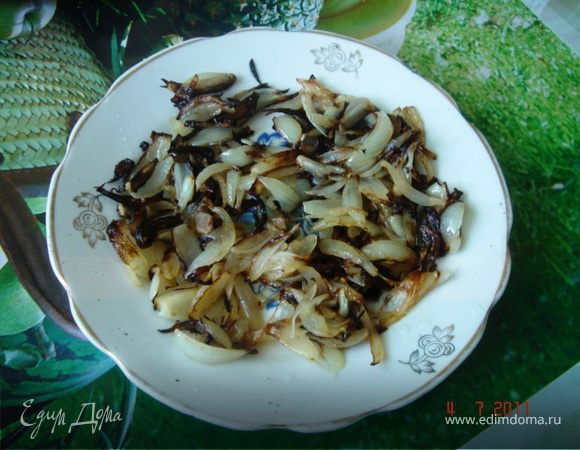 Нарезать лук соломкой или полукольцами и обжарить в растительном масле.