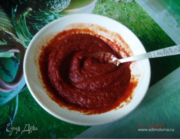 Приготовить соус, смешав томатную пасту с водой, сахаром и специями.