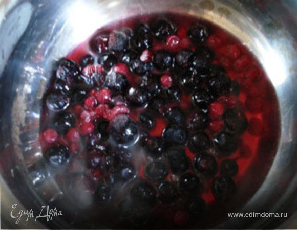 Ягоды залить водой(100 мл), добавить сахар и довести до кипения. Оставить на 30 минут.