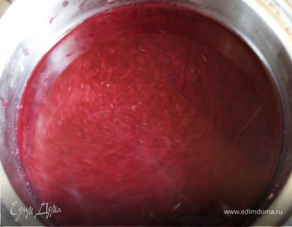 Ягоды протереть, добавить остальную воду, довести до кипения. 