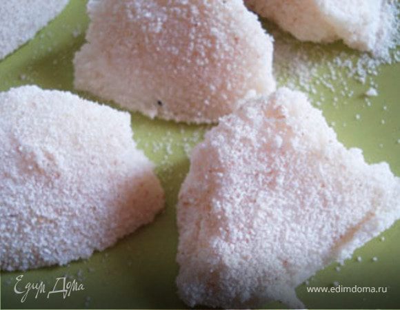 Для приготовления клецок сварить густую манную кашу. Остудить. Ложкой сделать клецки.Запанировать их в манной крупе.