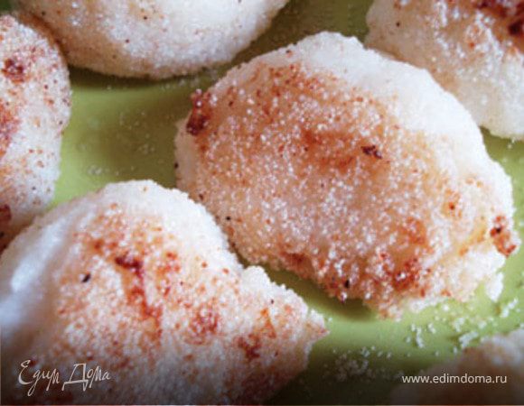 Обжарить клецки на растительном масле до золотистого цвета панировки. Будьте осторожны при жарки. Выложить на бумагу, чтобы удалить остатки масла.