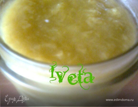 Ревень нарезать кусочками,всыпать в кастрюлю засыпать 100 г сахара,добавить корицу и варить до разваривания.Охладить.