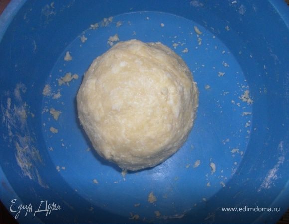 Тесто. К муке добавляем щепотку соли, творог, трем на терке сл.масло(предварительно лучше положить в морозилку минут на 30).Быстро и аккуратно все смешиваем, ( не растираем!!!)и добавляем яйцо. Формируем из теста шар и отправляем в холодильник на 30мин- 1час.Тесто будет слегка фактурное.