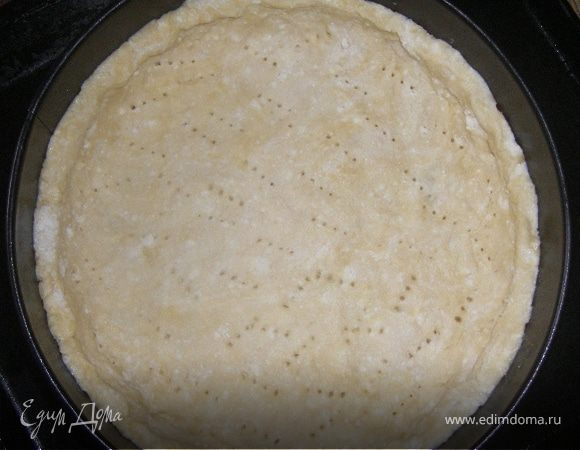 Достаем тесто из холодильника и быстро распределяем его по предварительно смазанной форме, формируем борта, протыкаем вилкой и отправляем в разогретую до 200 духовку на 20-30 минут( до легкого подрумянивая бортов)