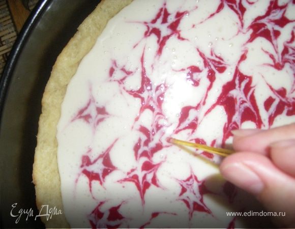 Выливаем заливку на тарт...И тут меня пробило на творчество....Решила я порисовать остатками малинового джема ....